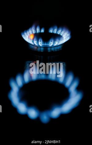 Berlin, Deutschland. 11. März 2022. Symbolisches Foto zum Thema steigende Gaskosten. Flammen in einem Gasherd. Berlin, 11. März 2022 Quelle: dpa/Alamy Live News Stockfoto