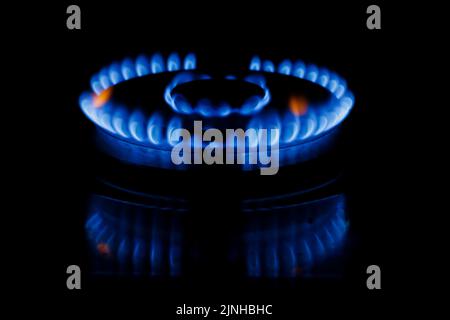 Berlin, Deutschland. 11. März 2022. Symbolisches Foto zum Thema steigende Gaskosten. Flammen in einem Gasherd. Berlin, 11. März 2022 Quelle: dpa/Alamy Live News Stockfoto