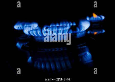 Berlin, Deutschland. 11. März 2022. Symbolisches Foto zum Thema steigende Gaskosten. Flammen in einem Gasherd. Berlin, 11. März 2022 Quelle: dpa/Alamy Live News Stockfoto