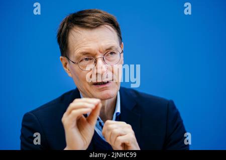 Berlin, Deutschland. 11. März 2022. Bundespressekonferenz zur aktuellen Lage in Corona. Karl Lauterbach (SPD), Bundesminister für Gesundheit. Berlin, 11. März 2022 Quelle: dpa/Alamy Live News Stockfoto