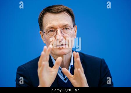 Berlin, Deutschland. 11. März 2022. Bundespressekonferenz zur aktuellen Lage in Corona. Karl Lauterbach (SPD), Bundesminister für Gesundheit. Berlin, 11. März 2022 Quelle: dpa/Alamy Live News Stockfoto