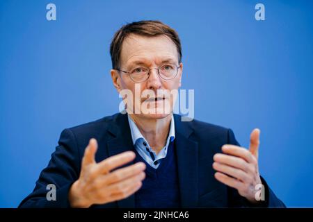 Berlin, Deutschland. 11. März 2022. Bundespressekonferenz zur aktuellen Lage in Corona. Karl Lauterbach (SPD), Bundesminister für Gesundheit. Berlin, 11. März 2022 Quelle: dpa/Alamy Live News Stockfoto