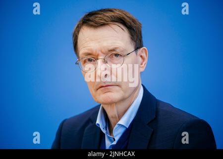 Berlin, Deutschland. 11. März 2022. Bundespressekonferenz zur aktuellen Lage in Corona. Karl Lauterbach (SPD), Bundesminister für Gesundheit. Berlin, 11. März 2022 Quelle: dpa/Alamy Live News Stockfoto