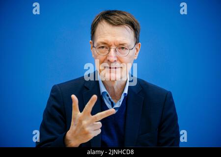 Berlin, Deutschland. 11. März 2022. Bundespressekonferenz zur aktuellen Lage in Corona. Karl Lauterbach (SPD), Bundesminister für Gesundheit. Berlin, 11. März 2022 Quelle: dpa/Alamy Live News Stockfoto