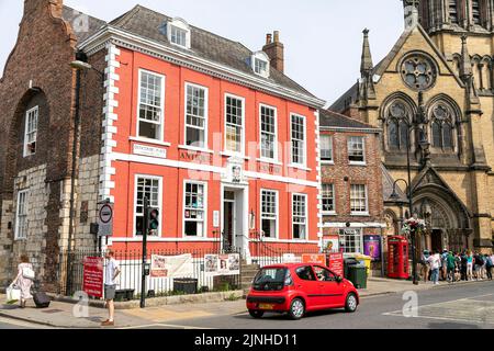 City of York, Red House Antiquitätengeschäft in Duncombe Place York, und York Oratory Sommer Tag 2022, North Yorkshire, England, Großbritannien Stockfoto