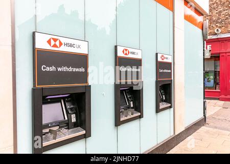 HSBC-Bankfiliale in der Stadt York, mit drei externen Geldautomaten in der Filiale, York, England, Großbritannien, 2022 Stockfoto