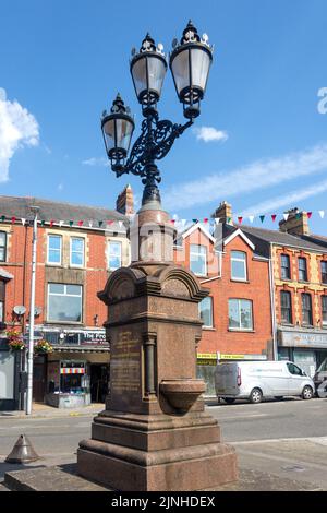 William Hopkin Thomas Memorial Lampe und Brunnen, Town Hall Square, Maesteg, Bridgend County Borough (Pen-y-bont), Wales (Cymru), Vereinigtes Königreich Stockfoto