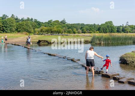 Die Stepping Stones über dem Fluss Ewenny, Ogmore Castle, Ogmore, Vale of Glamorgan (Bro Morgannwg), Wales (Cymru), Vereinigtes Königreich Stockfoto