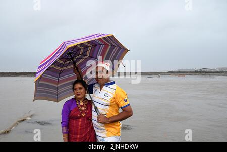 Mumbai, Maharashtra, Indien. 11. August 2022. Fisher-Leute posieren für ein Foto während der Narali Poornima (Kokosnusstag) Feier in Mumbai. Die hinduistische Fischergemeinde in der Küstenregion Maharashtra bietet Kokosnüsse an und betet zum Meer für eine sichere Angelsaison. Singen und Tanzen ist das Hauptereignis während der Feier zusammen mit der Zubereitung von süßem Kokosnussreis am Tag. (Bild: © Ashish Vaishnav/SOPA Images via ZUMA Press Wire) Stockfoto