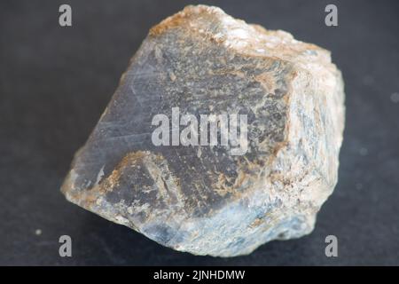 Ein grober, ungeschnittener blauer Saphir mit einigen Schwemmanlagerstätte aus North Carolina, USA. Stockfoto