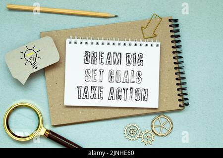 Dream Big Set Goals Take Action Text Zitat auf Notizblock, Konzept Hintergrund Stockfoto