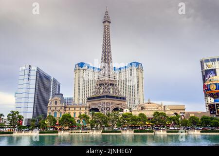 Erleben Sie Paris im Herzen von Las Vegas mit dem nachgebildeten Eiffelturm im Paris Las Vegas Hotel and Casino. Diese atemberaubende Außenansicht Stockfoto