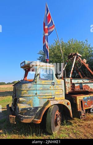 Verfallender alter Foden Truck in Heath Lane, Northwich, Chesthire, England, Großbritannien, CW8 4RH, mit Unionsflagge Stockfoto