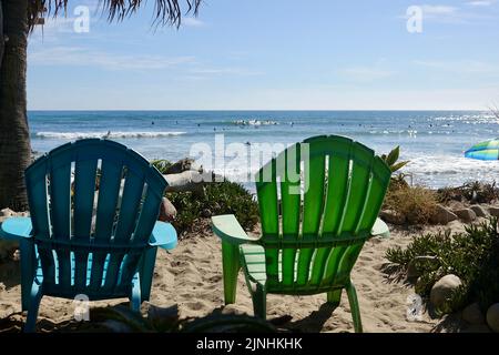 Adirondack-Liegen am Strand von San Onofre Stockfoto