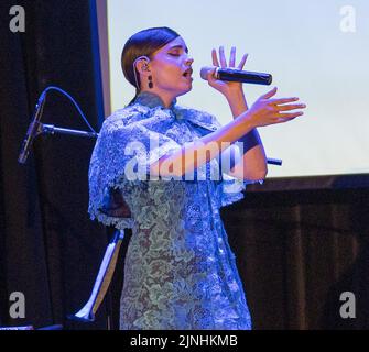 Miami, Usa. 11. August 2022. Sofia Carson spielt am Donnerstag, den 11. August 2022, auf der Bühne des Miami Dade College - Wolfson Campus in Miami, Florida. Die Latin GRAMMY Cultural Foundation vergibt das Sofia Carson Stipendium an die 18-jährige Sängerin und Studentin Valentina García. Das Stipendium (max. Wert von 200 US-Dollar, 00) ermöglicht es García, einen Bachelor-Abschluss am „The The The Bostoner“-College zu machen. Foto von Gary i Rothstein/UPI Credit: UPI/Alamy Live News Stockfoto