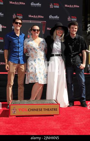 24. Juni 2022, Los Angeles, Kalifornien, USA: LOS ANGELES - 11. AUGUST: Jordan White, Dexter Keaton, Diane Keaton, Duke Keaton bei einer Zeremonie zu Ehren von Diane Keaton mit Hand- und Fußabdrücken im TCL Chinese Theatre IMAX am 2022. August in Los Angeles, CA (Bildquelle: © Nina Prommer/ZUMA Press Wire) Stockfoto