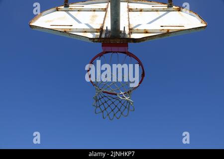 Basketball-Backboard und -Reifen wie von unten gesehen Stockfoto