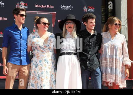 24. Juni 2022, Los Angeles, Kalifornien, USA: LOS ANGELES - 11. AUGUST: Jordan White, Dexter Keaton, Diane Keaton, Duke Keaton, Gast bei einer Zeremonie zu Ehren von Diane Keaton mit Hand- und Fußabdrücken im TCL Chinese Theatre IMAX am 2022. August in Los Angeles, CA (Bildquelle: © Nina Prommer/ZUMA Pressdraht) Stockfoto