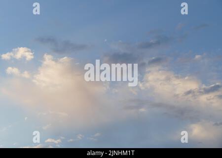 Wispy ätherische Wolken gegen einen weichen blauen Himmel Stockfoto