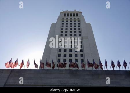 Los Angeles City Hall mit Fahnen winken in der Brise Stockfoto