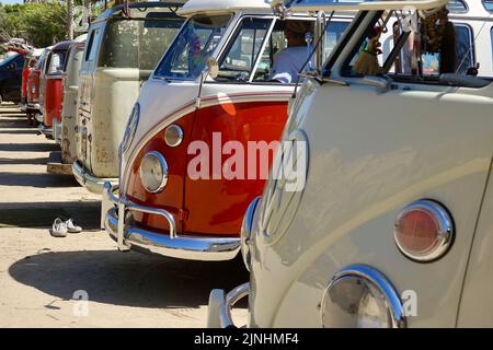 VW-Camper-Busse Reihen sich am San Onofre State Beach entlang der Küste an Stockfoto