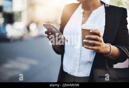 Hören Sie nie auf, diese Pläne für den Erfolg zu machen. Nahaufnahme einer Geschäftsfrau, die in der Stadt ein Mobiltelefon benutzt. Stockfoto