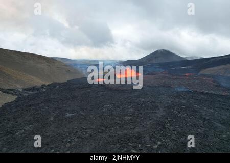 Island Volcano 2022. Vulkanausbruch im Meradalir Valley, Halbinsel Reaykjanes. Drohnenansicht. Stockfoto