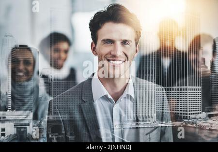 Diese Jungs haben Ihren Rücken. Porträt von selbstbewussten jungen Geschäftsleuten, die tagsüber bei der Arbeit mit gefalteten Armen im Büro stehen. Stockfoto