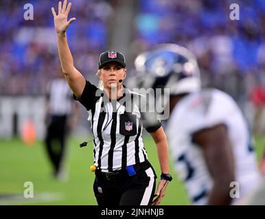 Baltimore, Usa. 11. August 2022. NFL-Daunenrichter Sarah Thomas (53) ruft in der ersten Hälfte eines Vorsaison-Spiels der NFL zwischen den Tennessee Titans und den Baltimore Ravens am Donnerstag, den 11. August 2022, im M&T Bank Stadium in Baltimore, Maryland, an. Foto von David Tulis/UPI Credit: UPI/Alamy Live News Stockfoto