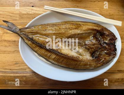 Gegrillte japanische Makrele in einer weißen Schüssel Stockfoto