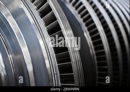 Hochgeschwindigkeitsschaufeln von Dampfturbinen in Nahaufnahme Stockfoto