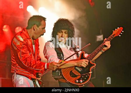 Pablo Padin (L) und Francisco Calgaro (R) Mitglieder der Musikgruppe „God save the Queen“ Tribute to Queen treten beim Els Jardins de Terramar Festival in Sitges (Barcelona) auf die argentinische Musikgruppe „God save the Queen“ tritt vor 2000 beim Els Jardins de Terramar Festival in Sitges Barcelona auf People, God Save the Queen ist eine Gruppe aus Rosario Argentinien, die in Lateinamerika sehr berühmt ist und als Hommage an die "Queen" fungiert und deren Anführer Pablo Padin in Aufführungen als authentischer Freddie Mercury charakterisiert wird. Stockfoto