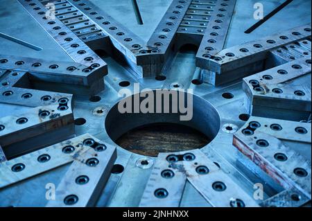 Grundplatte der riesigen Drehmaschine in der Werkshalle Stockfoto