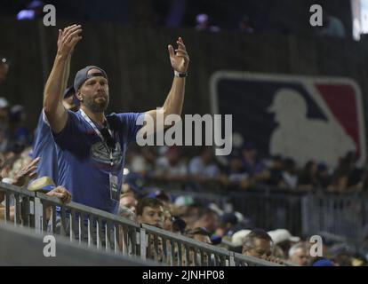 Dyersville, Usa. 11. August 2022. Ein Fan reagiert nach einem Spiel, als die Chicago Cubs am Donnerstag, den 11. August 2022, die Cincinnati Reds im MLB Field of Dreams Stadium in Dyersville, Iowa, spielen. Foto von Mark Black/UPI Credit: UPI/Alamy Live News Stockfoto