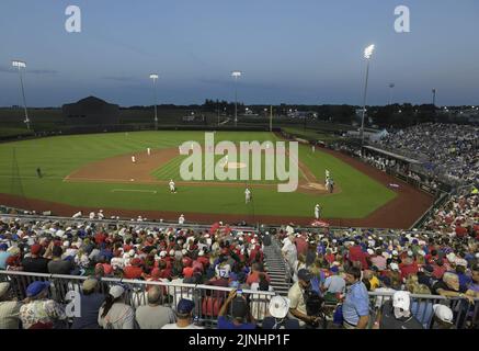 Dyersville, Usa. 11. August 2022. Fans sehen den Chicago Cubs am Donnerstag, den 11. August 2022, beim Spielen der Cincinnati Reds im MLB Field of Dreams Stadium in Dyersville, Iowa, zu. Foto von Mark Black/UPI Credit: UPI/Alamy Live News Stockfoto