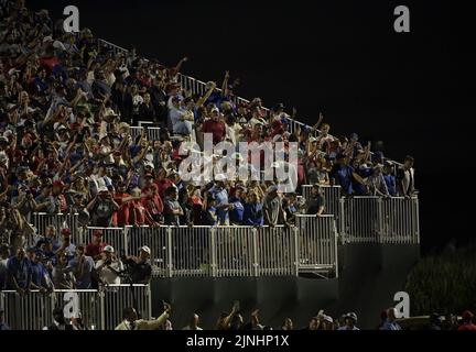 Dyersville, Usa. 11. August 2022. Fans sehen den Chicago Cubs am Donnerstag, den 11. August 2022, beim Spielen der Cincinnati Reds im MLB Field of Dreams Stadium in Dyersville, Iowa, zu. Foto von Mark Black/UPI Credit: UPI/Alamy Live News Stockfoto