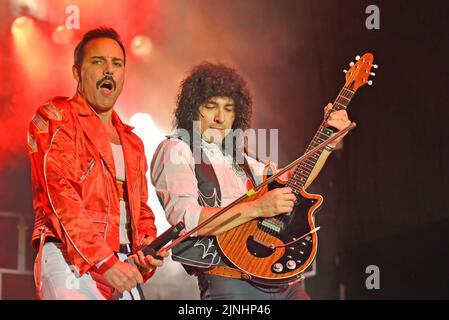 Pablo Padin (L) und Francisco Calgaro (R) Mitglieder der Musikgruppe „God save the Queen“ Tribute to Queen treten beim Els Jardins de Terramar Festival in Sitges (Barcelona) auf die argentinische Musikgruppe „God save the Queen“ tritt vor 2000 beim Els Jardins de Terramar Festival in Sitges Barcelona auf People, God Save the Queen ist eine Gruppe aus Rosario Argentinien, die in Lateinamerika sehr berühmt ist und als Hommage an die "Queen" fungiert und deren Anführer Pablo Padin in Aufführungen als authentischer Freddie Mercury charakterisiert wird. (Foto von Ramon Costa/SOPA Images/Sipa USA) Stockfoto