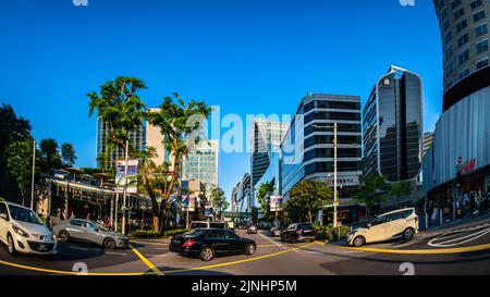 Blick auf die Orchard Road an der Kreuzung mit Cairnhill und Grange Road. Stockfoto