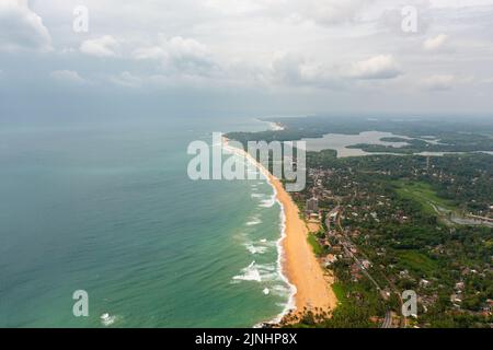 Tropische Landschaft mit einem wunderschönen Blick von oben auf den Strand. Hikkaduwa, Sri Lanka. Stockfoto
