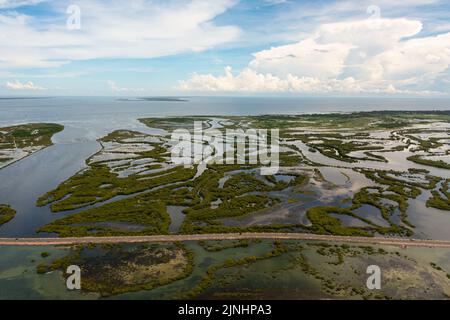 Luftaufnahme der Straße zwischen der Stadt Jaffna und den Inseln im Norden Sri Lankas. Stockfoto