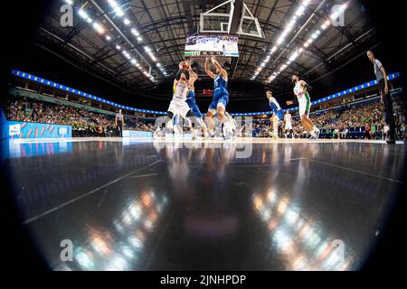 Vilnius, Litauen. 11. August 2022. Ignas Brazdeikis (Front L) aus Litauen tritt am 11. August 2022 beim Vorbereitungs-Basketballspiel der FIBA-Europameisterschaft 2022 zwischen Litauen und Finnland in Vilnius, Litauen, an. Quelle: Alfredas Pliadis/Xinhua/Alamy Live News Stockfoto