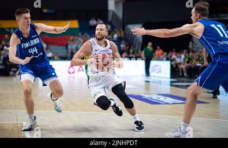 Vilnius, Litauen. 11. August 2022. Der litauische Lukas Lekavicius (C) tritt am 11. August 2022 beim Vorbereitungs-Basketballspiel der FIBA-Europameisterschaft 2022 zwischen Litauen und Finnland in Vilnius, Litauen, an. Quelle: Alfredas Pliadis/Xinhua/Alamy Live News Stockfoto