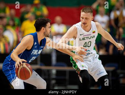 Vilnius, Litauen. 11. August 2022. Der Finnische Edon Maxhuni (L) tritt am 11. August 2022 beim Vorbereitungs-Basketballspiel der FIBA-Europameisterschaft 2022 zwischen Litauen und Finnland in Vilnius, Litauen, an. Quelle: Alfredas Pliadis/Xinhua/Alamy Live News Stockfoto
