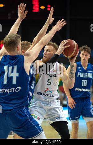 Vilnius, Litauen. 11. August 2022. Ignas Brazdeikis (2. R) aus Litauen konkurriert mit dem finnischen Henri Kantonen (1. L) beim Vorbereitungs-Basketballspiel der FIBA-Europameisterschaft 2022 zwischen Litauen und Finnland am 11. August 2022 in Vilnius, Litauen. Quelle: Alfredas Pliadis/Xinhua/Alamy Live News Stockfoto