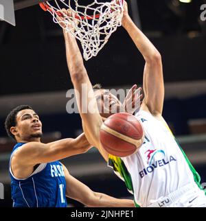 Vilnius, Litauen. 11. August 2022. Der litauische Gytis Masiulis (R) wird am 11. August 2022 beim Vorbereitungs-Basketballspiel der FIBA-Europameisterschaft 2022 zwischen Litauen und Finnland in Vilnius, Litauen, untergehen. Quelle: Alfredas Pliadis/Xinhua/Alamy Live News Stockfoto