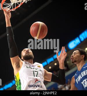 Vilnius, Litauen. 11. August 2022. Der litauische Jonas Valanciunas (L) tritt am 11. August 2022 beim Vorbereitungs-Basketballspiel der FIBA-Europameisterschaft 2022 zwischen Litauen und Finnland in Vilnius, Litauen, an. Quelle: Alfredas Pliadis/Xinhua/Alamy Live News Stockfoto