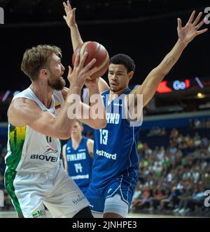 Vilnius, Litauen. 11. August 2022. Der litauische Domantas Sabonis (L) tritt am 11. August 2022 mit dem finnischen Olivier Nkamhoua beim Basketball-Vorbereitungsspiel der FIBA-Europameisterschaft 2022 zwischen Litauen und Finnland in Vilnius, Litauen, an. Quelle: Alfredas Pliadis/Xinhua/Alamy Live News Stockfoto