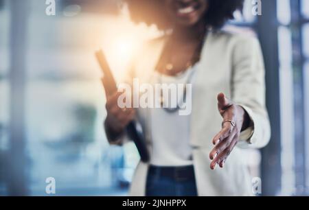 Willkommen in den großen Ligen. Eine unkenntliche Geschäftsfrau, die sich nach einem Handschlag streut. Stockfoto