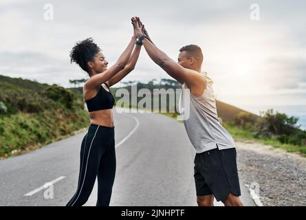 Waren heute absolute Gewinner. Ein sportliches junges Paar hat sich beim Training im Freien hoch verfgt. Stockfoto