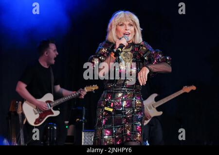 Cropredy, Großbritannien. 11. August 2022. Die britische Sängerin, Songwriterin, Schauspielerin und TV-Moderatorin Toyah Ann Willcox tritt als Gastkünstlerin mit der Trevor Horn Band live auf der Bühne des Cropredy Festivals der Fairport Convention in Oxfordshire auf. Toyah Ann Willcox (geboren am 18. Mai 1958) ist eine englische Musikerin, Schauspielerin und TV-Moderatorin. In einer mehr als 40-jährigen Karriere hatte Willcox 8 Top-40-Singles, veröffentlichte über 20 Alben, schrieb zwei Bücher, trat in über 40 Theaterstücken und 10 Spielfilmen auf und sprach und präsentierte zahlreiche Fernsehsendungen. Kredit: SOPA Images Limited/Alamy Live Nachrichten Stockfoto